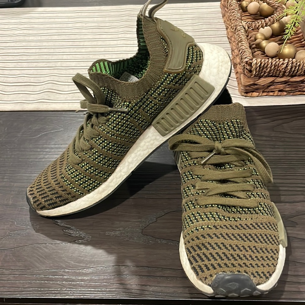 Mens Adidas Boost Sneakers Sz 9